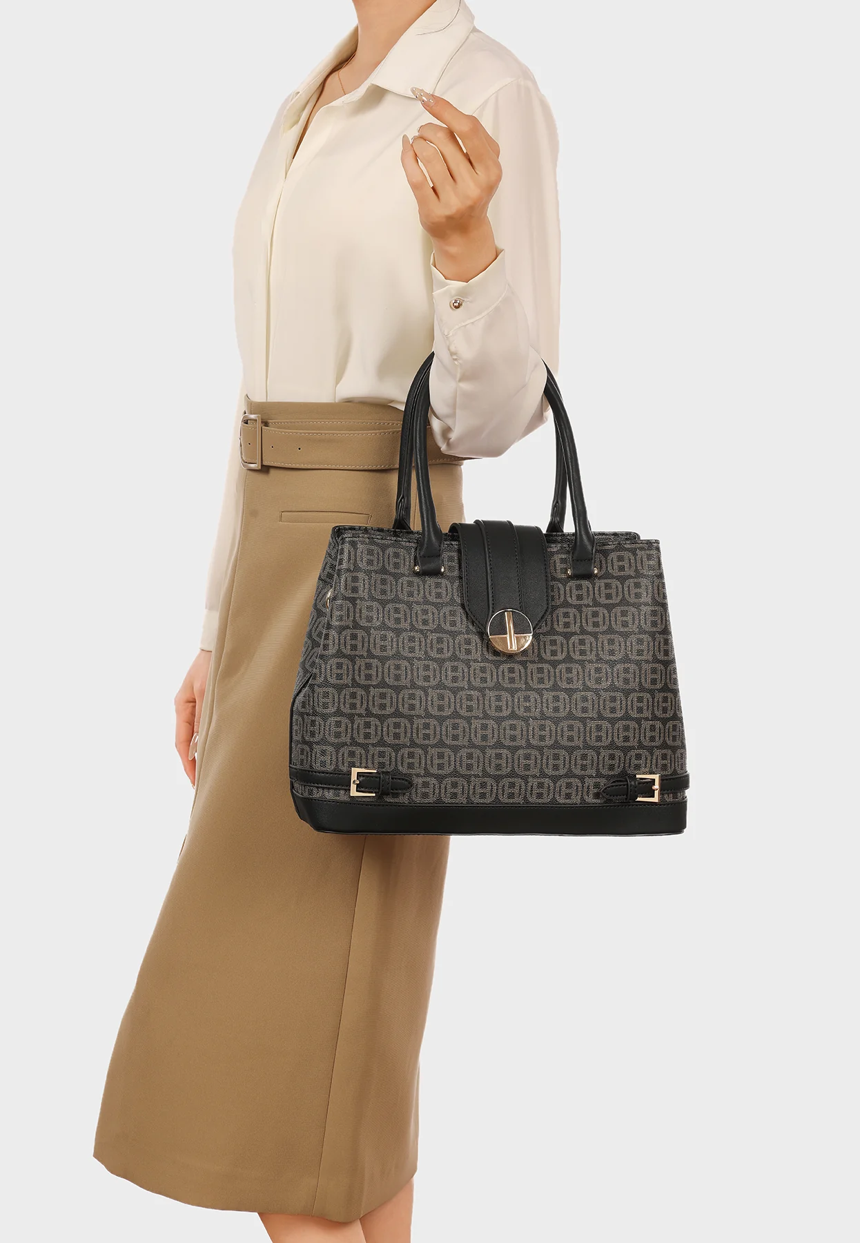 Borsa a mano con stampa logo e tracolla chiusura geometrica M1109