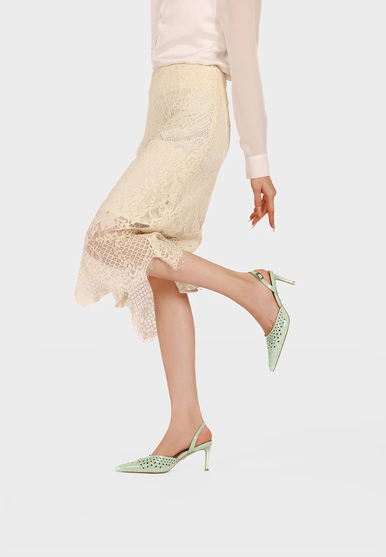 Decolletè slingback traforate a cuoricini con tacco K4508 - Image 17