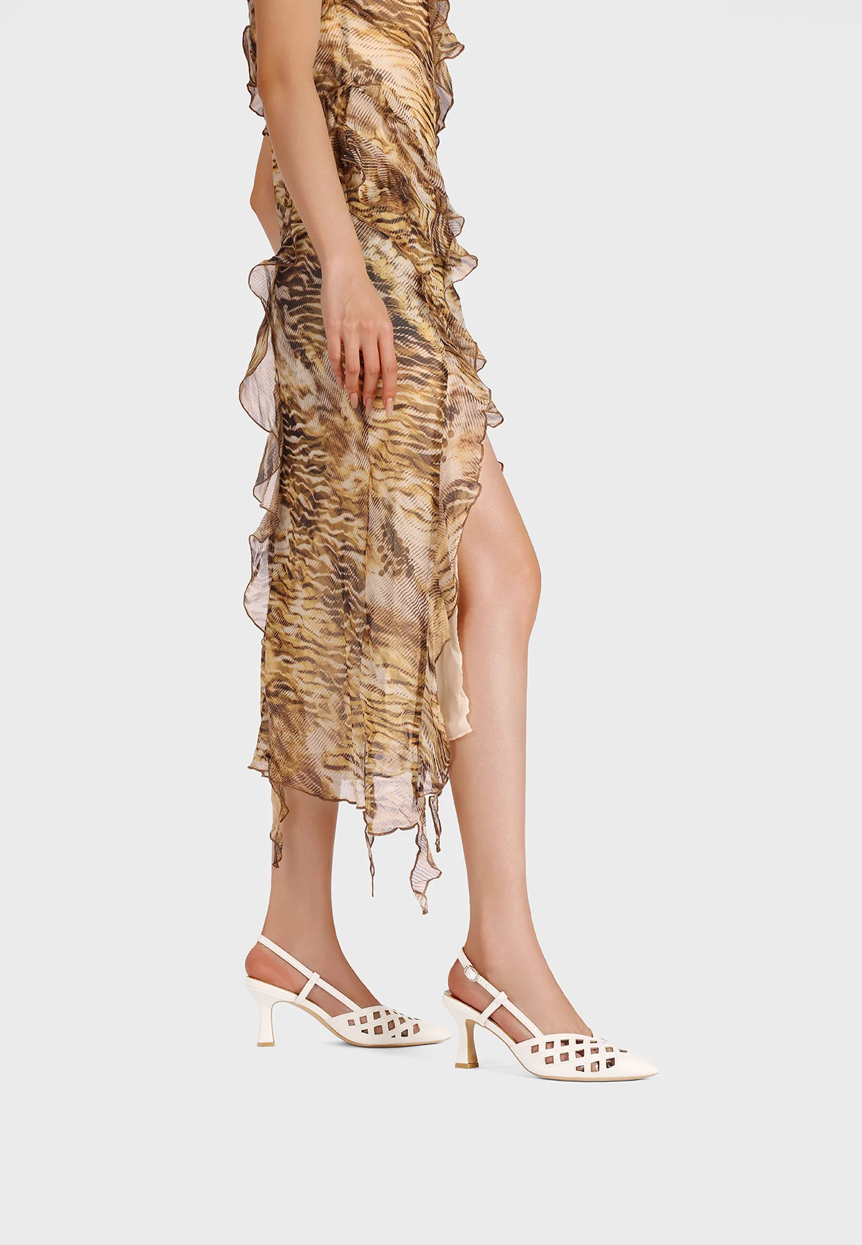 Décolleté slingback traforate a punta con tacco sagomato ZM11015 - Image 8