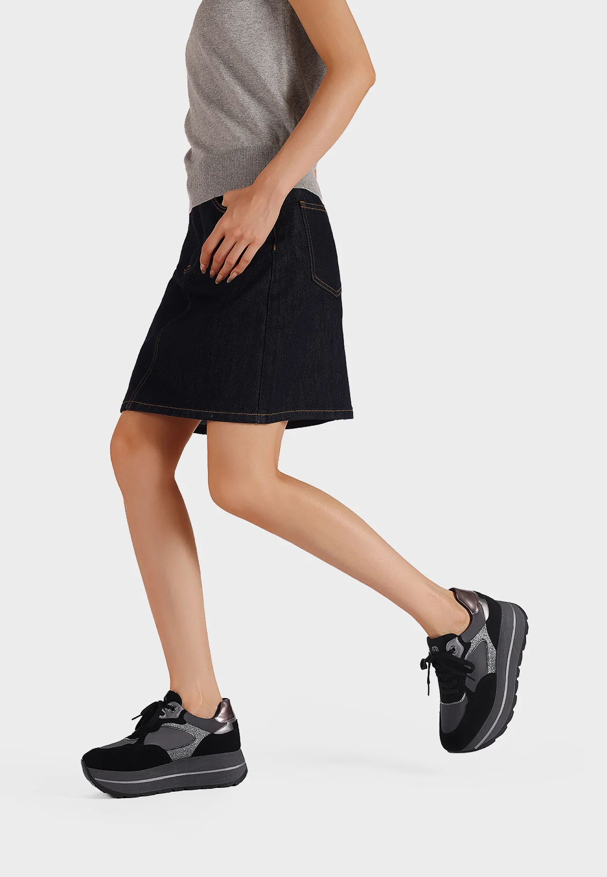 Sneakers da donna nere platform con dettagli metallici X33-17