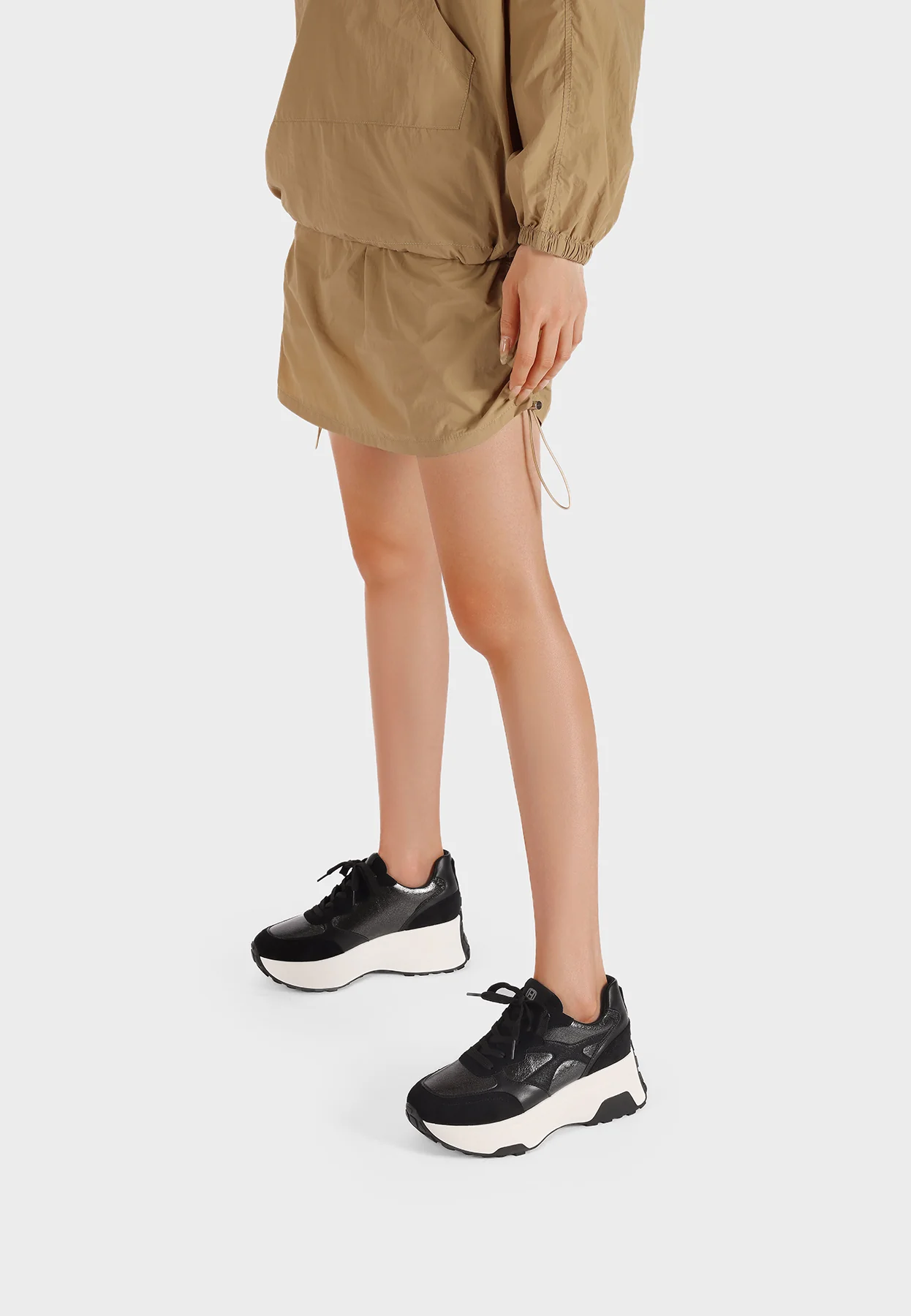 Sneakers sportive con dettagli lucidi  X33-24
