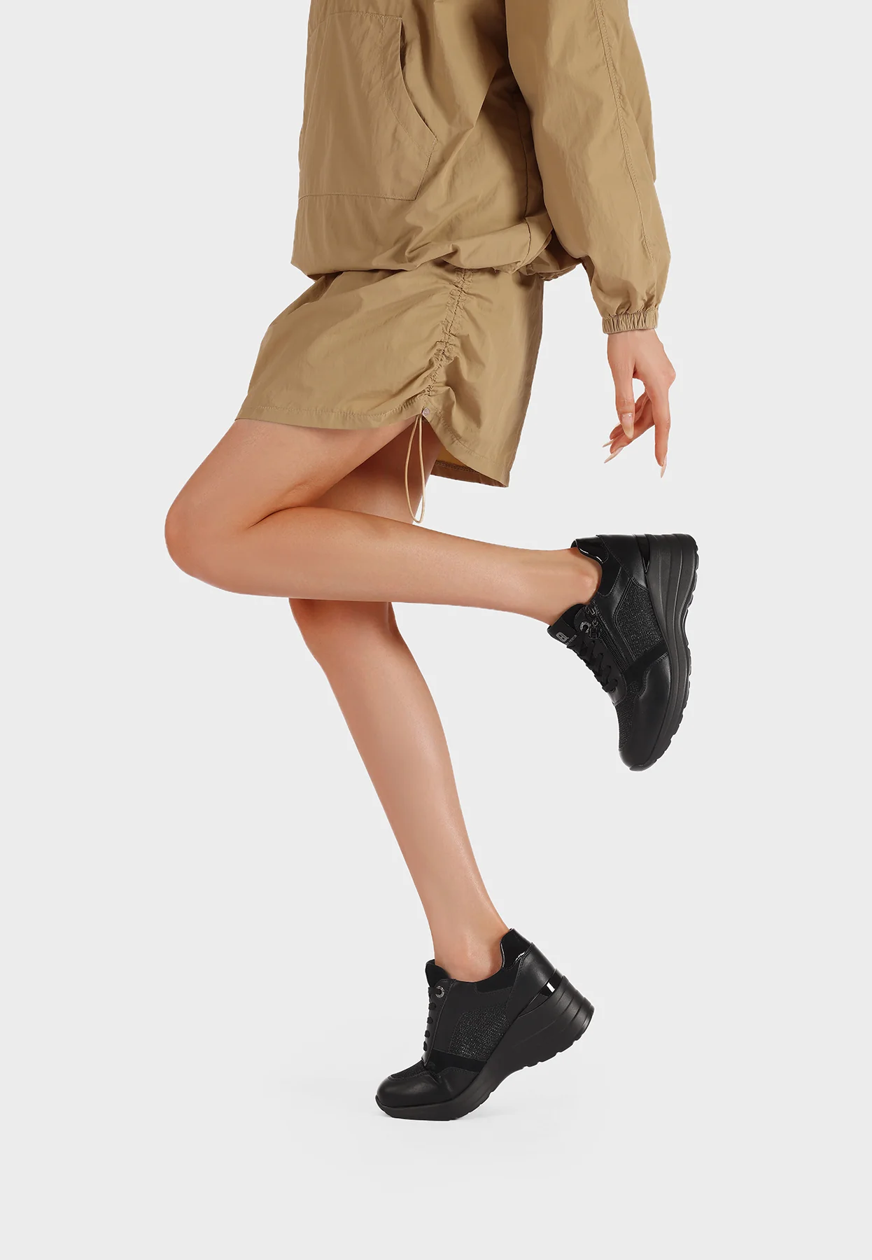 Sneakers da donna con zeppa e dettagli metallici X33-30 - Image 8