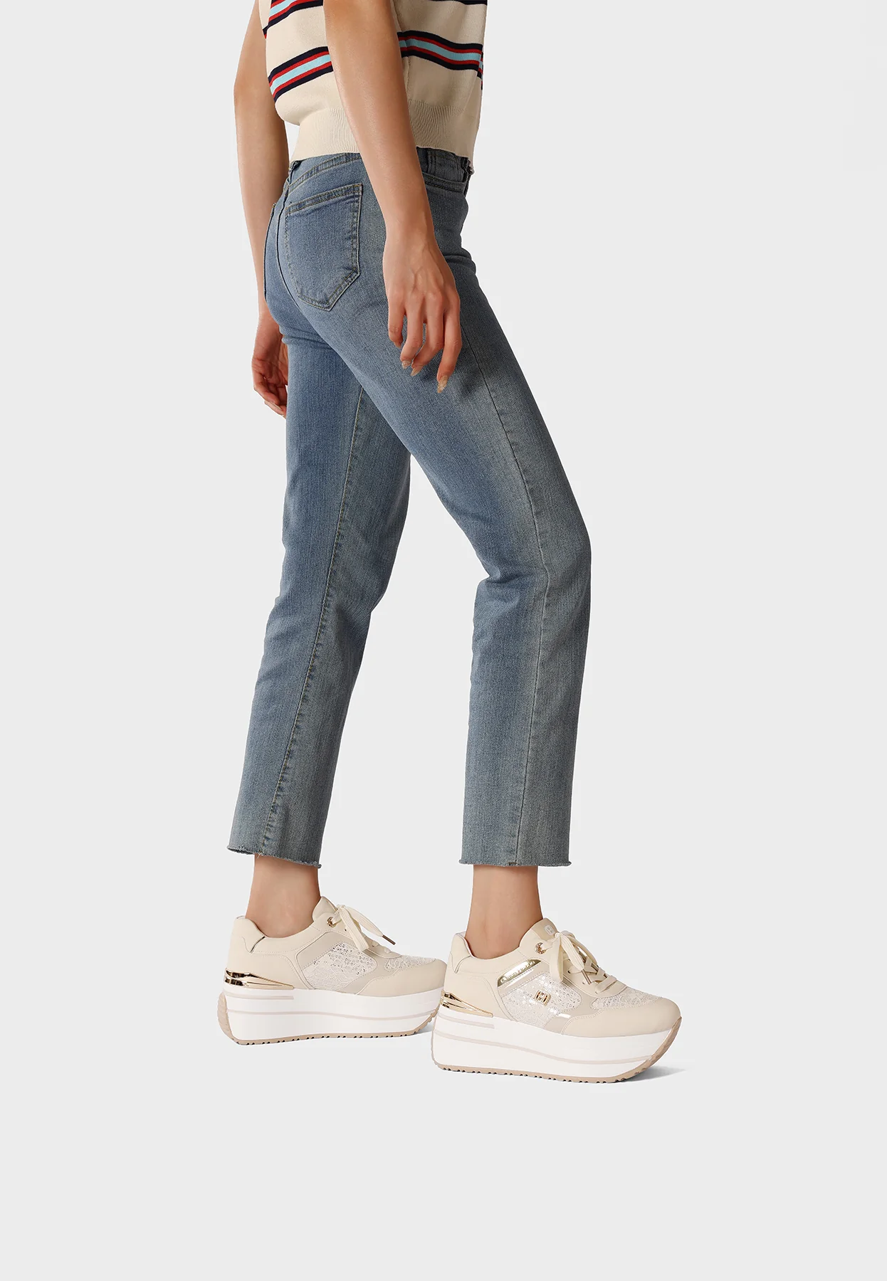 Sneakers platform con inserti ricamati eleganti X34-48
