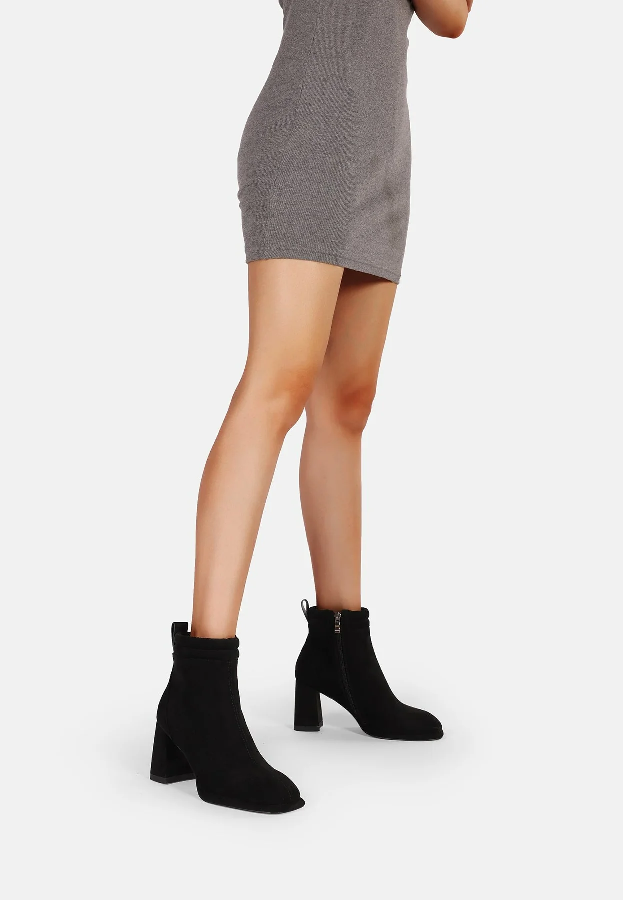 Stivaletto nero con tacco largo e profilo imbottito K3253